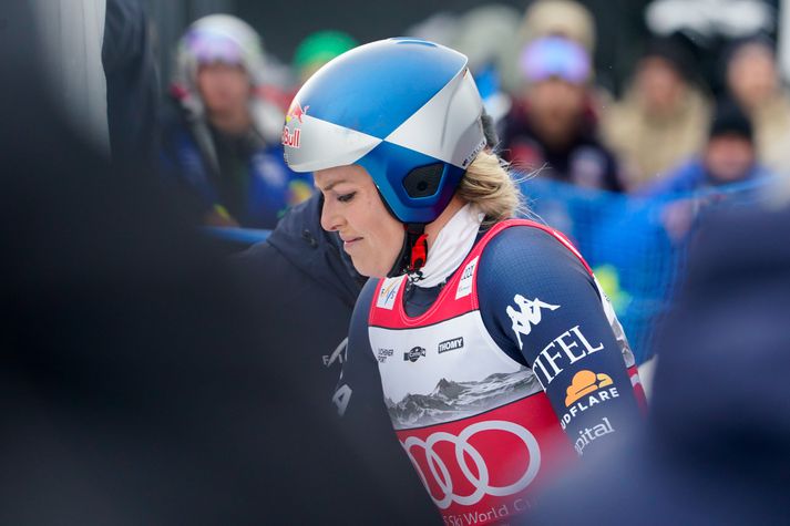 Lindsey Vonn fann greinilega mikið til eftir fallið og var á endanum flutt í burtu í þyrlu.
