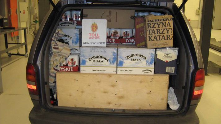 Þessi bíll var tekinn fulllestaður af tóbaki og áfengi í síðasta mánuði. Yfirvöld í Noregi geta nú gert smyglbíla upptæka.