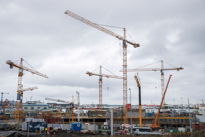 Niðurstöður greiningarinnar sýna að þeir innflytjendur sem komu til Íslands fyrir sex til níu árum hafa að jafnaði tvö prósent hærri laun en þeir sem hafa dvalið hér á landi fimm ár eða skemur.