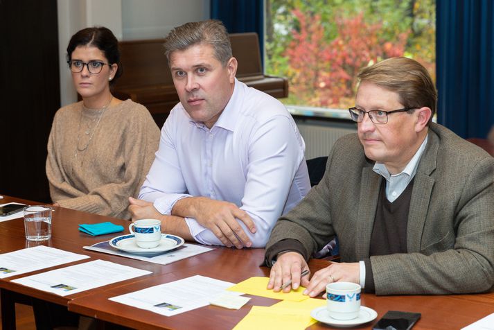 Ráðherrarnir Þórdís Kolbrún Reykfjörð Gylfadóttir og Bjarni Benediktsson eru varaformaður og formaður Sjálfstæðisflokksins. Með þeim á mynd er Birgir Ármannsson, þingflokksformaður Sjálfstæðisflokksins.