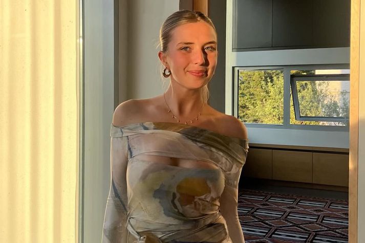 Carmen Tryggvadóttir lifir ævintýraríku lífi í Los Angeles. Hún ferðast mikið um heiminn sömuleiðis en hún vinnur með Laufeyju Lín.