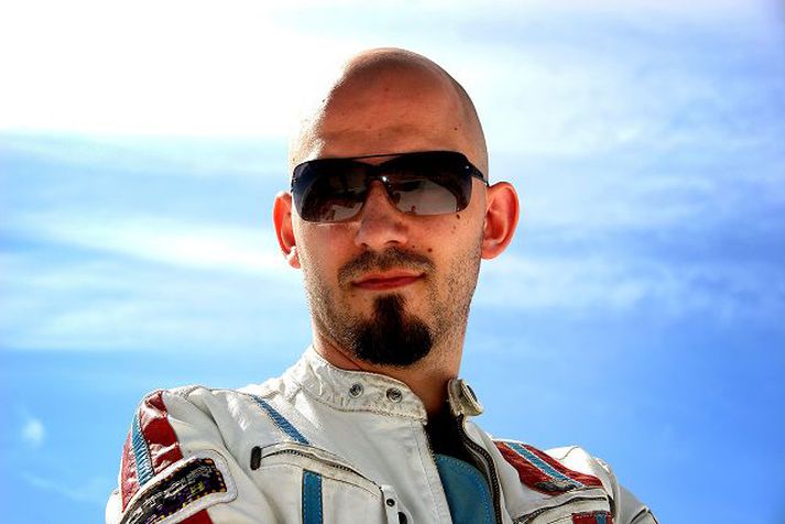 Magni Ásgeirsson sem fer í Rockstar *** Local Caption *** Magni Ásgeirsson sem fer í Rockstar uppá þaki á Skjá einum.
