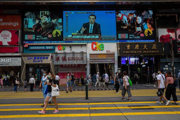Li Keqiang, forsætisráðherra Kína, í beinni útsendingu á götum Hong Kong kynnir öryggislögin umdeildu.