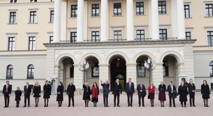 Ríkisstjórn Noregs við stjórnarskipti i nóvember 2021. Fjórir ráðherrar stjórnarinnar hafa nú sagt af sér.