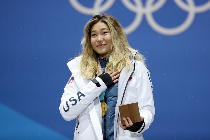 Chloe Kim með gullið sitt.