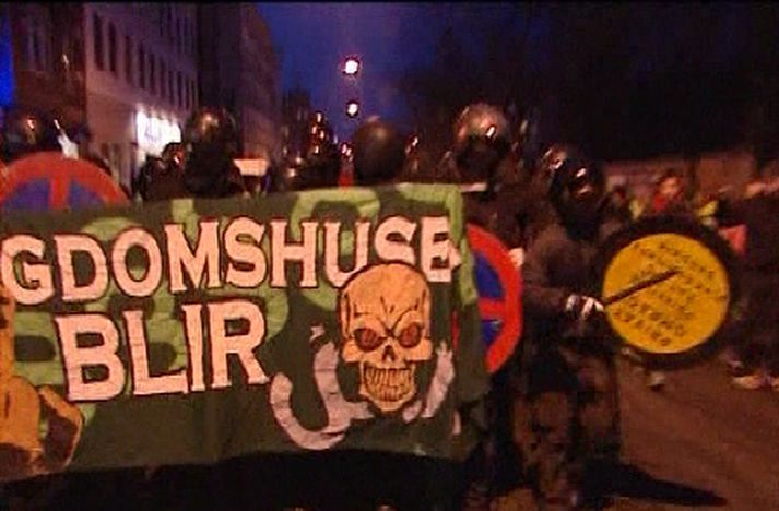 Mótmælendur voru vígalegir, með borða sem stóð á Ungdomshuset blir, eða Æskulýðshúsið verður áfram.