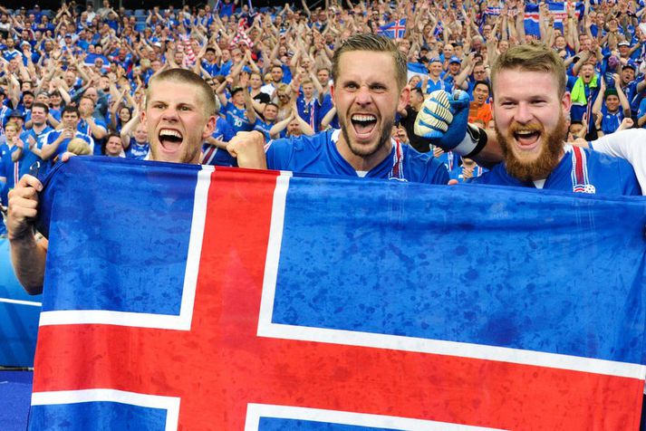 Jóhann Berg Guðmundsson og Aron Einar Gunnarsson með Gylfa Þór Sigurðssyni á góðri stundu á EM 2016.