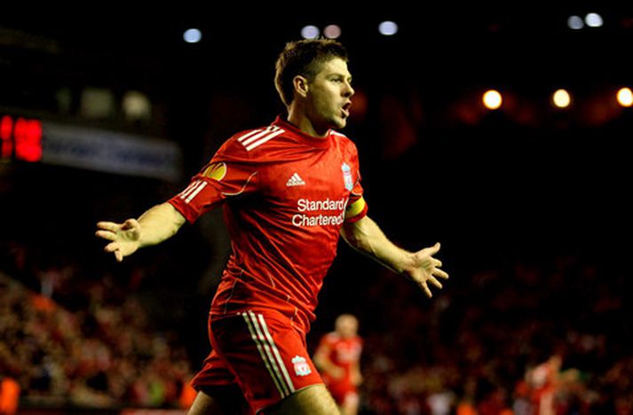 Gerrard fagnar marki með Liverpool.