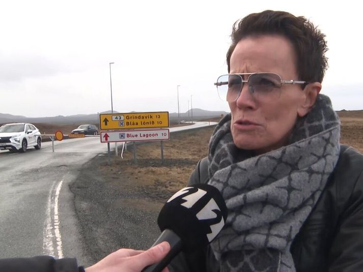 Alda Agnes Gylfadóttir, framkvæmdastjóri Einhamars Seafood, ræði við fréttamann við lokunarpóst á Grindavíkurvegi rétt áður en eldgos hófst 1. april 2025.