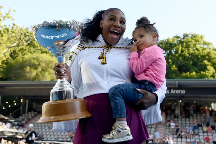 Serena Williams með bikarinn og dóttur sína Alexis Olympiu.