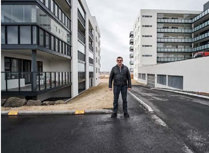 Aftan við Valgeir Jónasson sést í innkeyrsluna að Þorrasölum 13-15 sem vísar að blokkinni þar sem hann er húsfélagsformaður.