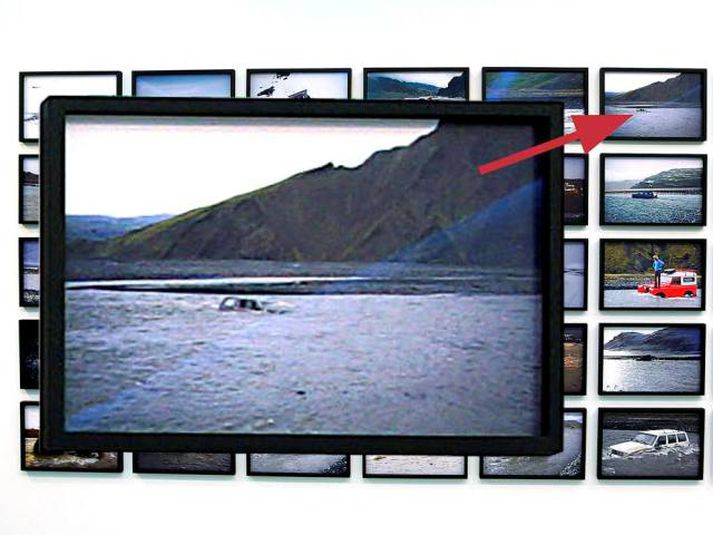 Sigurður Ó. Sigurðsson segist hafa tekið ljósmyndina sem hér er sýnd útdregin og stækkuð úr verkinu sem Ólafur Elíasson gaf þjóðinni og sýnir hrakninga ökumanna í ýmsum íslenskum vatnsföllum.Fréttablaðið/Vilhelm