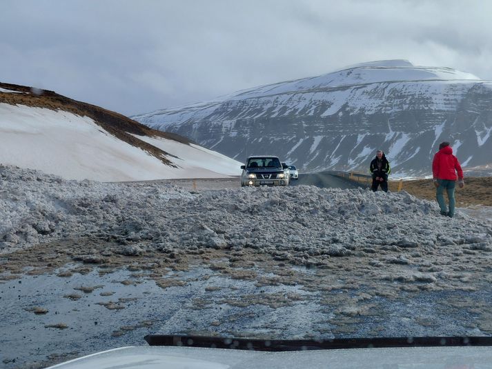 Lítið snjóflóð féll á Vestfjarðarveg nú rétt í þessu og lokaði veginum.