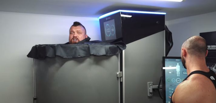 Eddie Hall í ísbaðinu fræga.