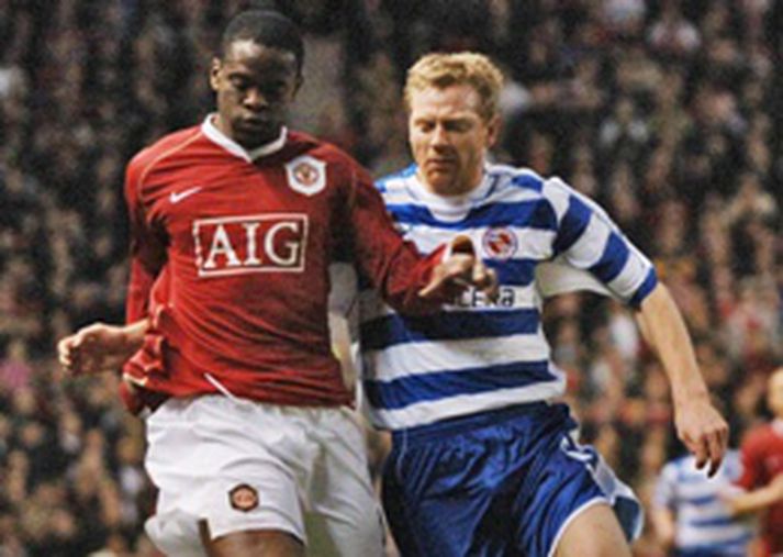 Brynjar Björn er hér í baráttu við Louis Saha hjá United