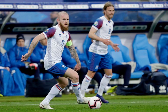 Aron Einar Gunnarsson og Birkir Bjarnason verða væntanlega saman á miðju íslenska liðsins gegn Ungverjum í kvöld. Með sigri tryggir Ísland sér sæti á þriðja stórmótinu í röð.