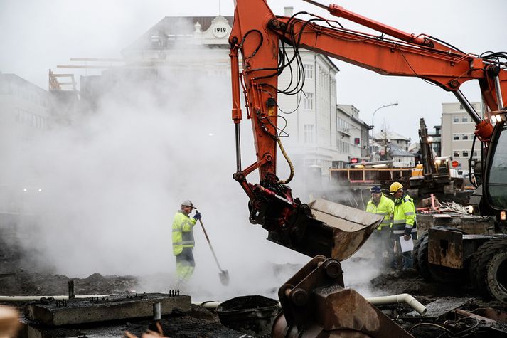 Eins og sést steig upp mikil gufa á framkvæmdasvæðinu eftir að sprunga kom á rörið.