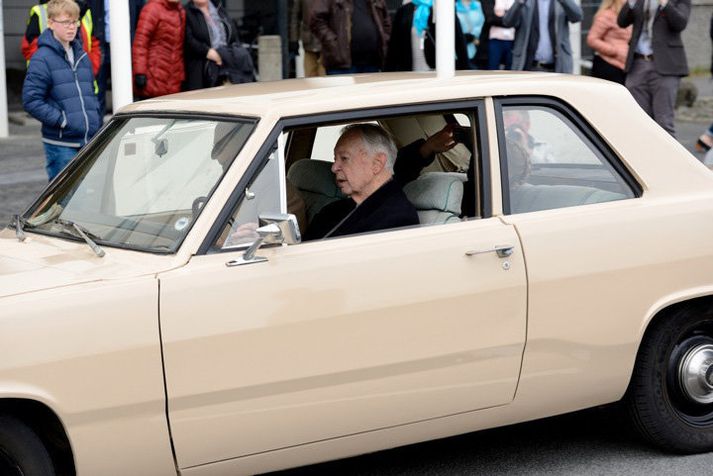 Stuttu fyrir stundina góðu fóru Njáll og Valgarð stuttan rúnt á bílnum til að endurnýja kynni hans við kaggann. Hann sagðist kannast vel við bílinn að innan þótt hann kannaðist ekki við stýrið, enda var það hárrétt að það var ekki úr bílnum upprunalega.