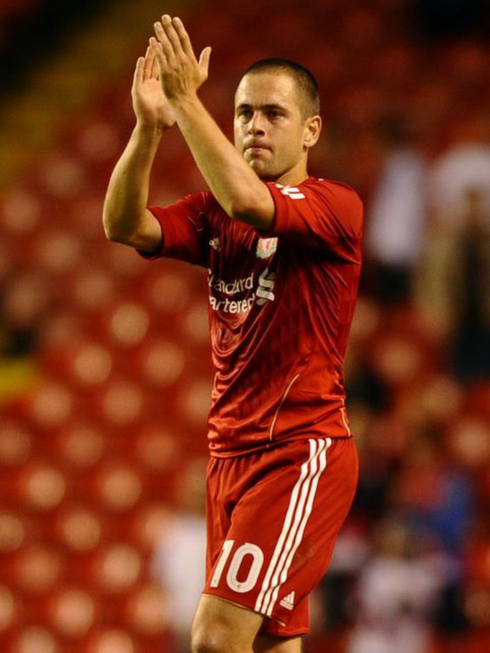 Joe Cole þakkar stuðningsmönnum Liverpool fyrir eftir fyrsta leikinn sinn á Anfield.