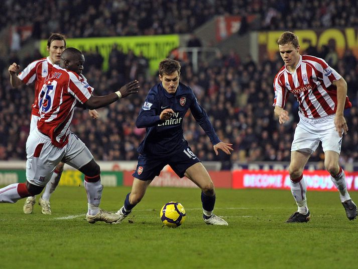 Aaron Ramsey í leik á móti Stoke en Ryan Shawcross er hér lengst til hægri.
