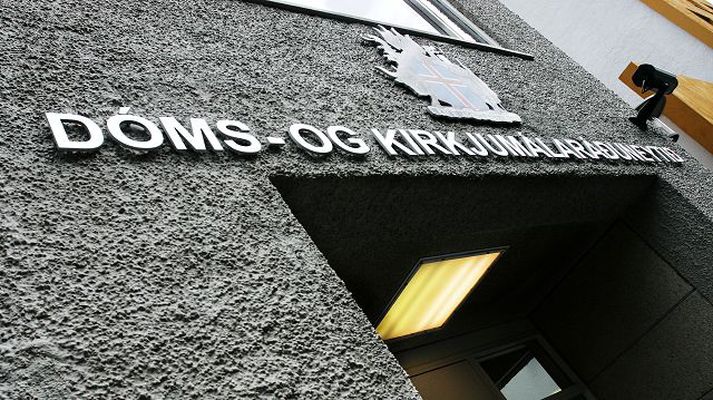 Dómsmálaráðuneytið boðar niðurskurð til viðbótar á síðari hluta þessa árs.