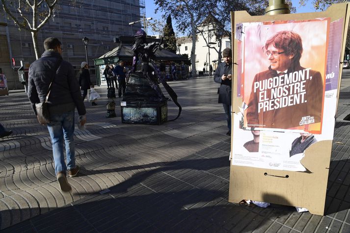 "Puigdemont, okkar forseti,“ stendur á þessu plakati í Barcelona, höfuðborg Katalóníu. Gengið verður til kosninga á morgun og er mjótt á munum á milli aðskilnaðarsinna og sambandssinna í spænska héraðinu.