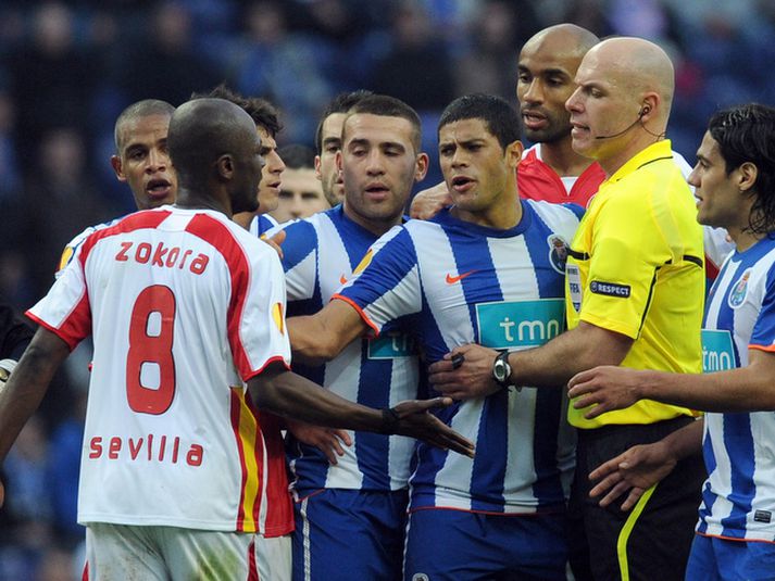 Howard Webb rak tvo menn útaf í leiknum í kvöld.