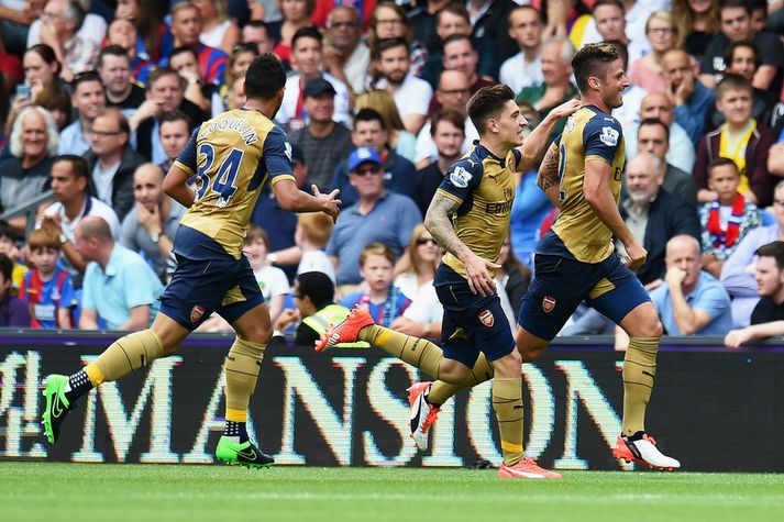 Olivier Giroud fagnar marki sínu.