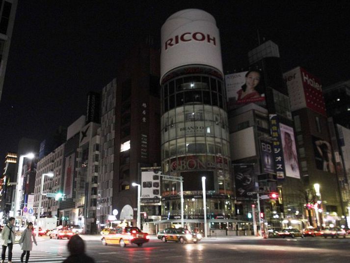 Borgin er næstum almyrkvuð til þess að spara rafmagn.