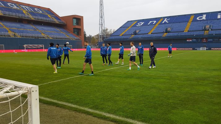 Strákarnir á Maksimir-vellinum í dag.