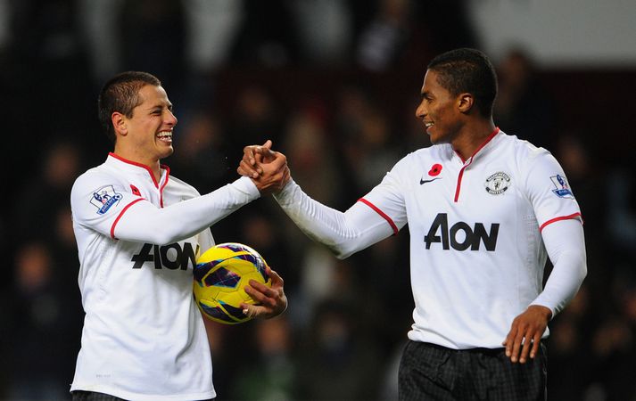 Antonio Valencia fagnar með Chicharito.