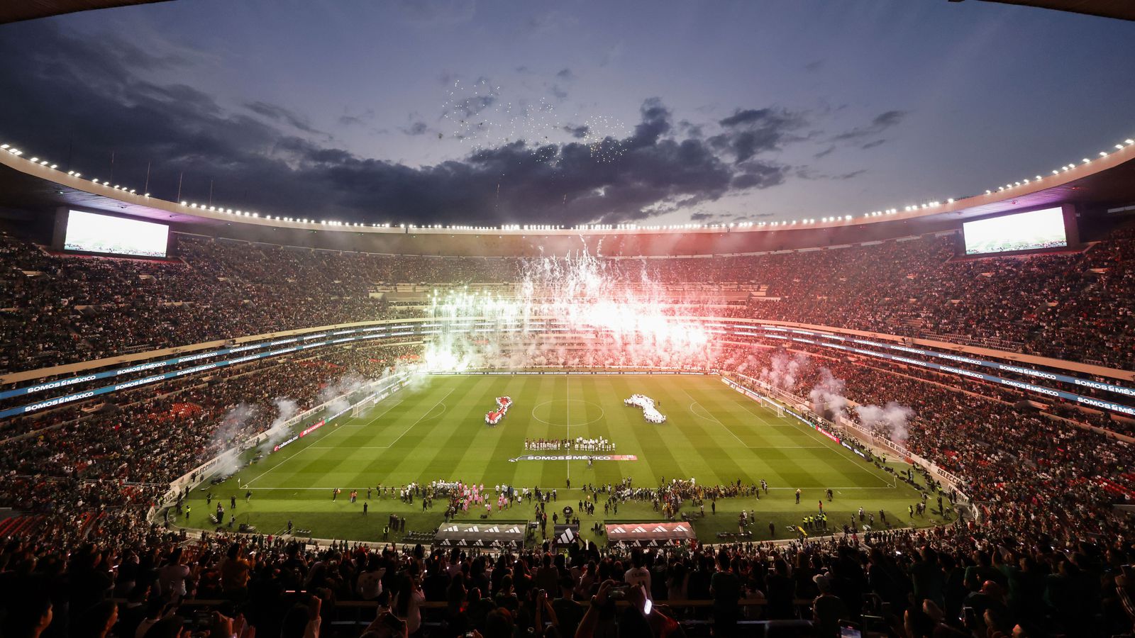 Féll og lést skömmu fyrir fyrsta leik á nýuppgerðum HM leik­vangi