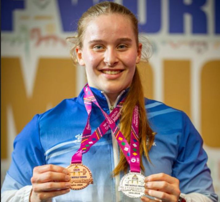 Bergrós Björnsdóttir með söguleg verðlaun sín.