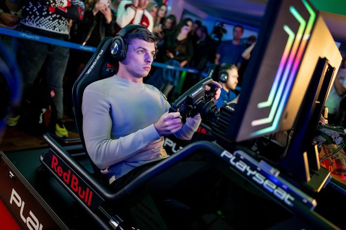 Max Verstappen finnst gaman að spila tölvuleiki.