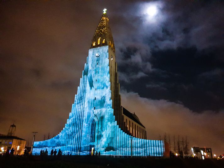 Listaverkinu Sálumessa jöklanna eftir Heimi Hlöðversson var varpað á Hallgrímskirkju í gær á setningu Vetrarhátíðar.