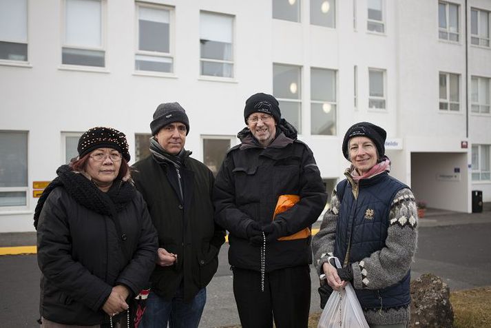Ásdís Terisita Einarsson, Francis Steinar, Denis O'Leary og April Frigge fyrir framan Kvennadeild Landspítalans.