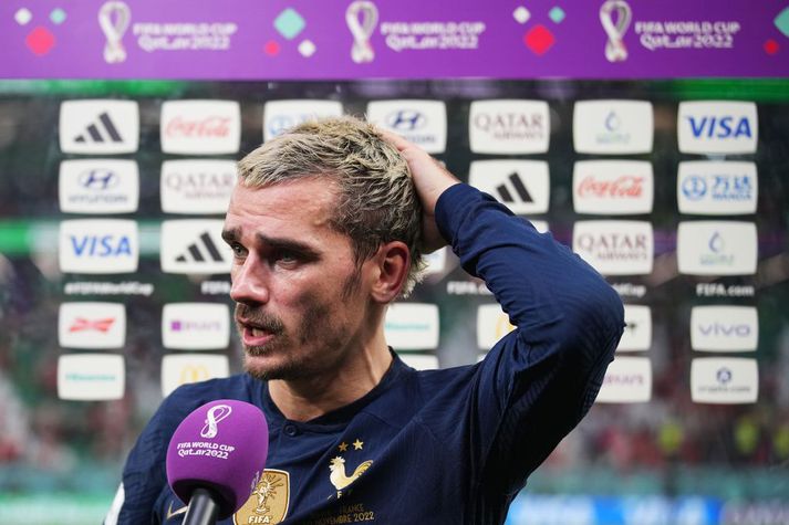 Antoine Griezmann hélt að hann hefði tryggt Frökkum jafntefli gegn Túnis en svo tók við óvenjuleg atburðarás sem sjónvarpsáhorfendur í Frakklandi misstu af.