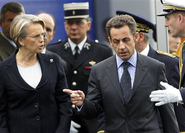 Nicolas Sarkozy er hér ásamt Michele Alliot-Marie, flokkssystur sinni og varnarmálaráðherra Frakklands, sem lýsti því yfir í síðustu viku að hún sæktist ekki eftir útnefningu sem forsetaefni UMP.