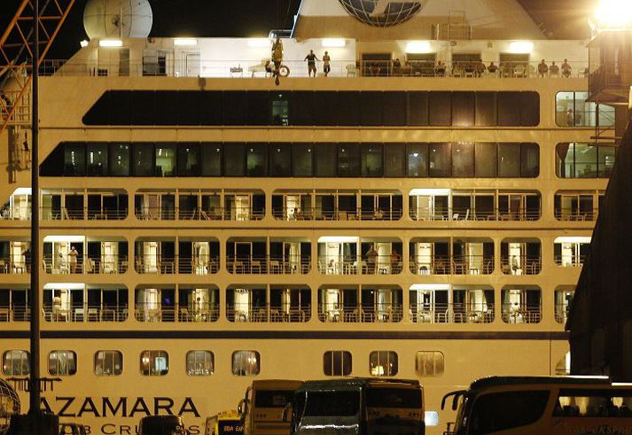Farþegum í Azamara Quest létti mjög þegar skipið lagðist að bryggju. nordicphotos/AFP