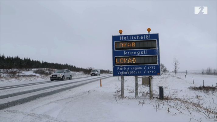 Hellisheiði milli Reykjavíkur og Hveragerðis er lokuð en hægt er að komast austur fyrir fjall um Þrengslaveginn.