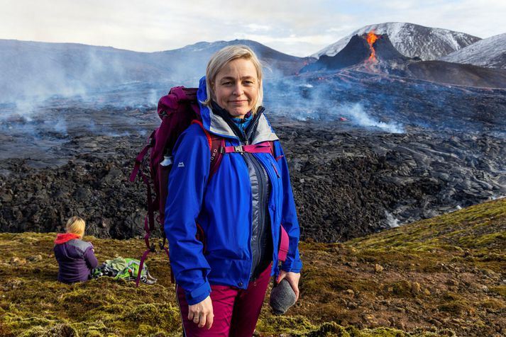 Kristín Jónsdóttir við gosstöðvarnar í Geldingadölum sem byrjuðu að gjósa í fyrra. Hún segir eldgosið núna minna um margt á þau eldsumbrot.