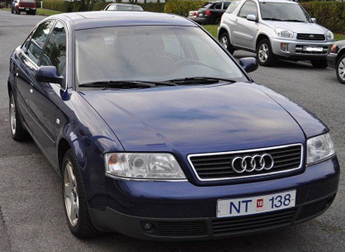 Um er að ræða dökkbláan Audi, árgerð 2000, skráningarnúmer NT-138.