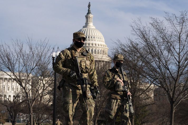 Hermenn standa vörð um þinhúsið í Washington DC.