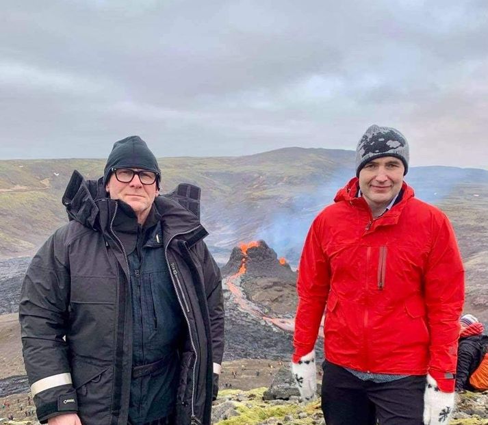 Georg Lárusson, forstjóri Landhelgisgæslunnar og Guðni Th. Jóhannesson, forseti Íslands, við gosstöðvarnar í dag.