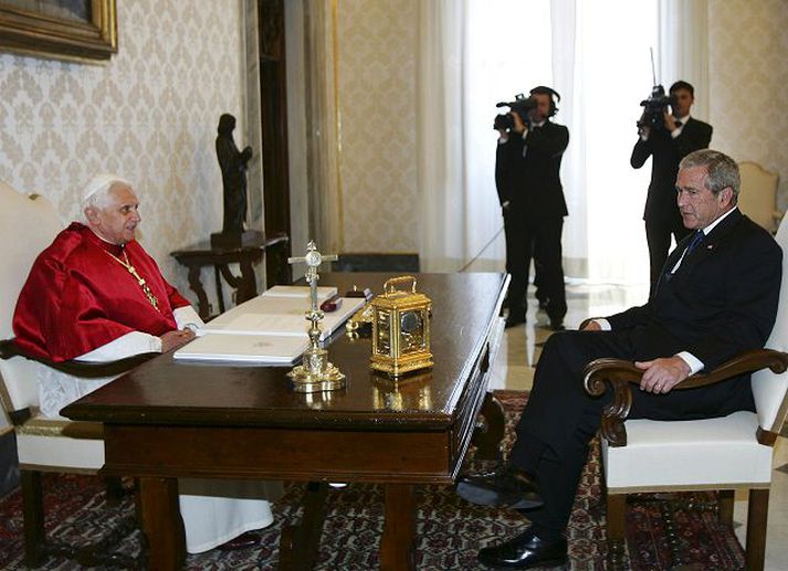 Uppstillingin á fundi páfans og Bandaríkjaforseta í Vatíkaninu í gær vakti nokkra athygli. Höfðu einhverjir á orði að Bush hefði litið út eins og nemandi í yfirheyrslu hjá skólastjóra.