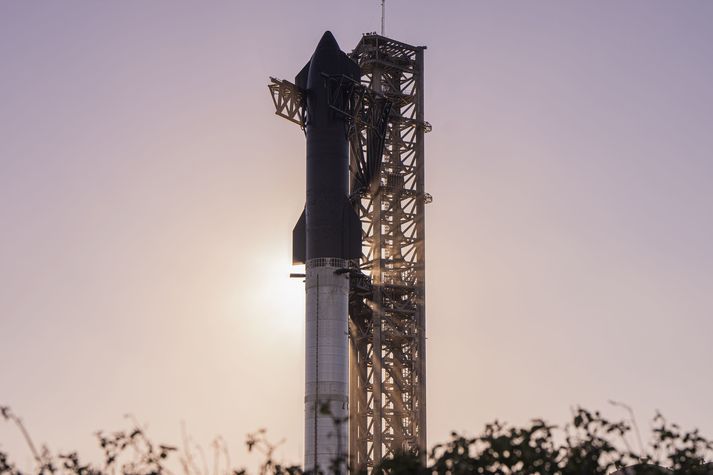 Starship á Super Heavy eldflaug á skotpalli SpaceX í Texas.
