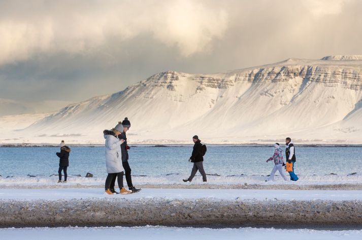 Íslandi er meðal annars lýst sem hrífandi og einstökum áfangastað.