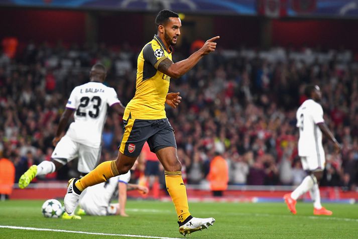 Theo Walcott kemur Arsenal yfir.