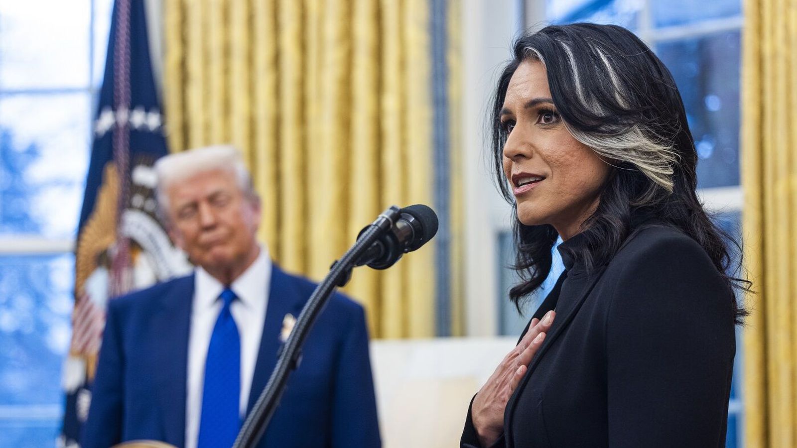 Tulsi Gabbard lætur af em­bætti