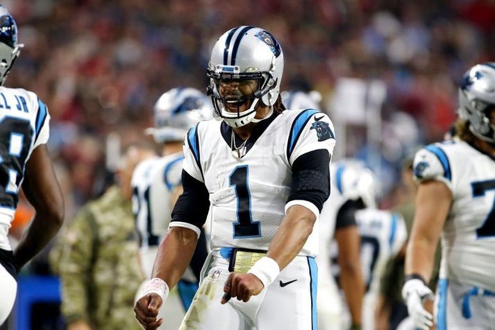 Cam Newton fagnar í sigri Panthers á toppliði Arizona Cardinals í gær.